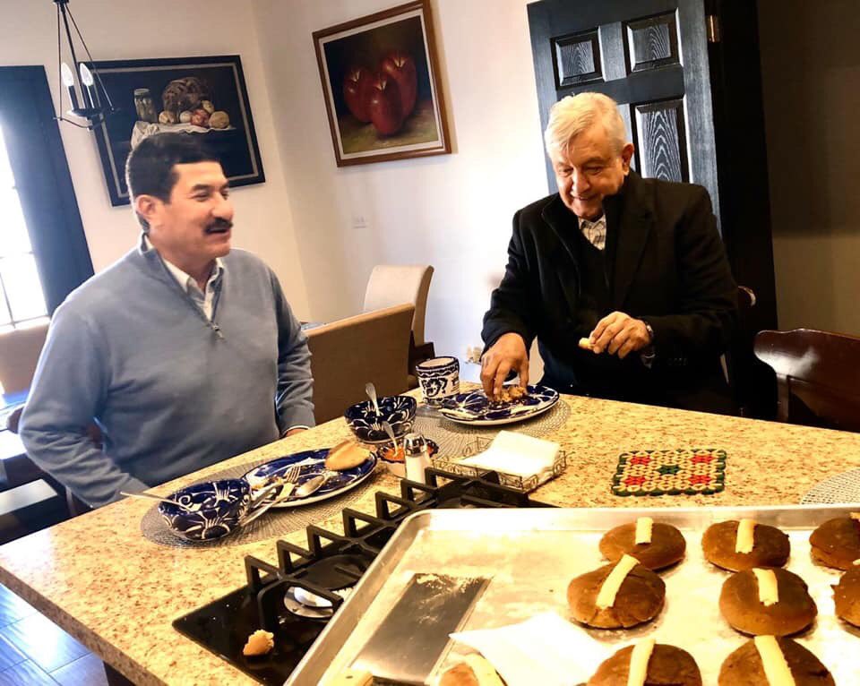 Javier_Corral's tweet photo. Esta mañana invité al Presidente a compartir el pan y la sal. En mi casa de Ciudad Juárez le ofrecí un modesto pero sabroso desayuno, en el que preparé frijoles de la olla, y también le hice rayadas de Parral!!! https://t.co/K4ZsJBIk2x