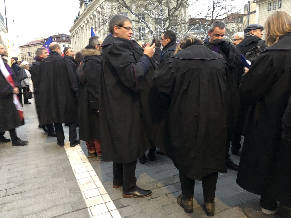 FrontEuropejski's tweet photo. Polish judges defending #RuleOfLaw #MarszTysiącaTóg @VeraJourova @dreynders @EUinPL @ProfPech https://t.co/y1sOuuJ3GG
