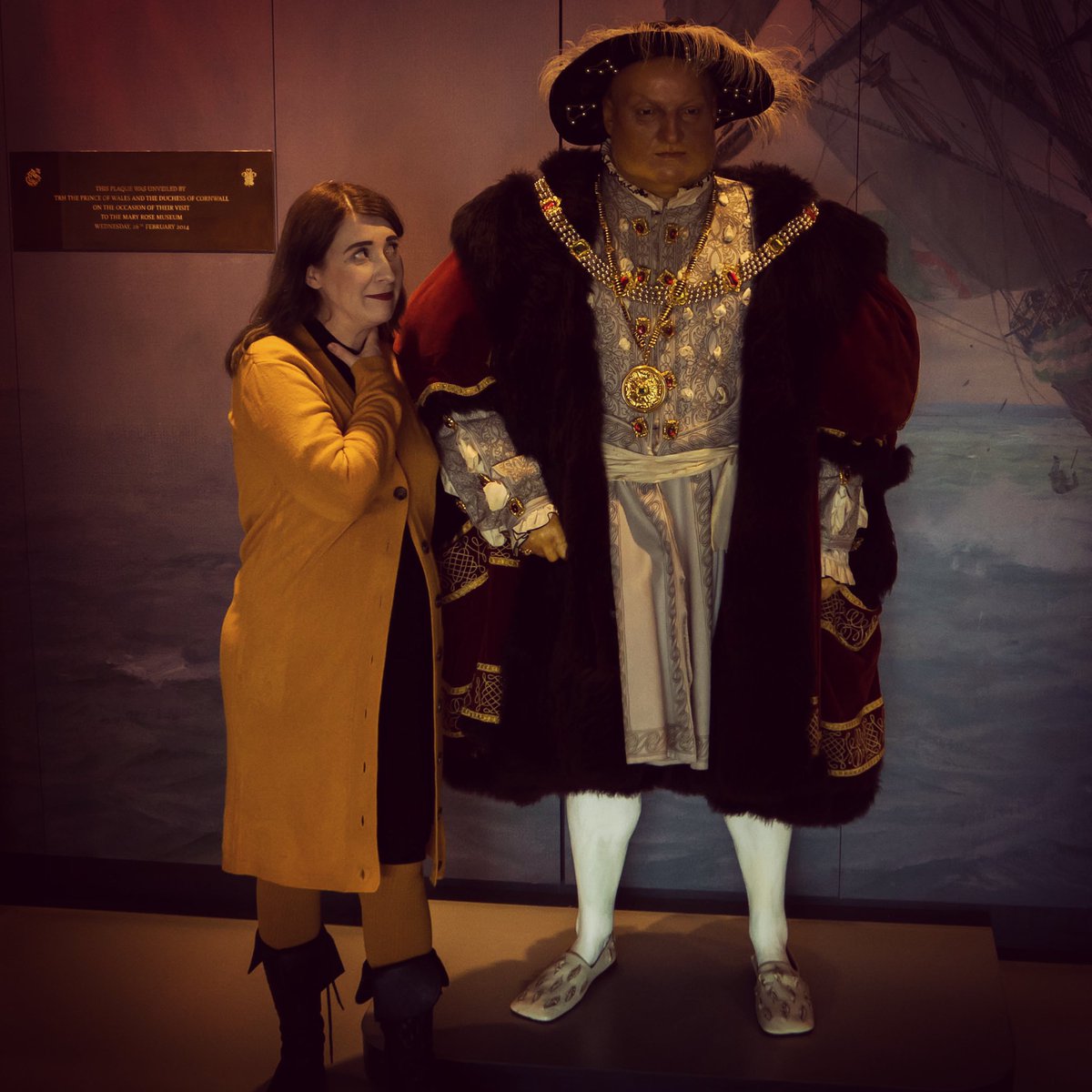 AnjaAltenburg's tweet photo. Even though my future son is a Stuart in spirit, he is still a male heir, so I thought it safe to brave my neck and have my photo taken with good old Henry! #divorcedbeheadedsurvived #lookatthosecalves #faceyourfears #Icouldusesometudorgarbtohidemylumps #henrytudor #henryviii https://t.co/zm25Yw87bz