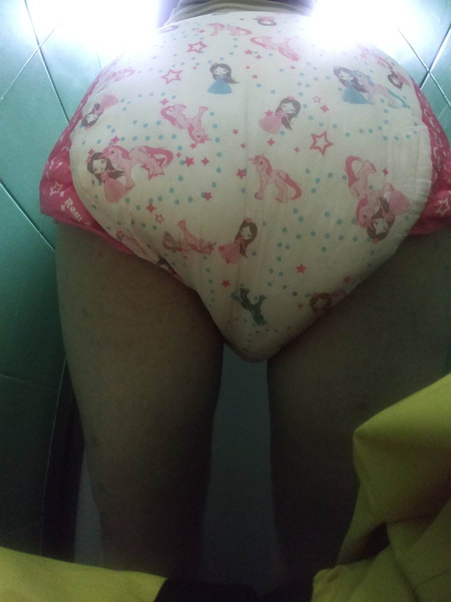 PatrysMis's tweet photo. Dziś w szkole jest już grubo i mokro hihi Mrrarr 🐻🥰.

#diapers #abdl #abdlpoland #babyboy #abdlgay https://t.co/pyxBZ9qBzX