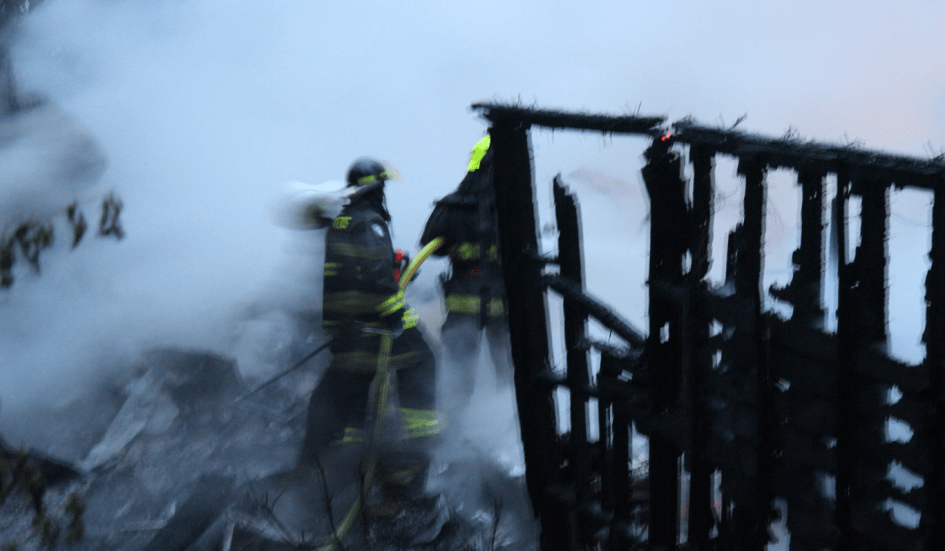 Incendio de una casa habitación cobró la vida de una persona en sector Liquiñe dlvr.it/RMrymS