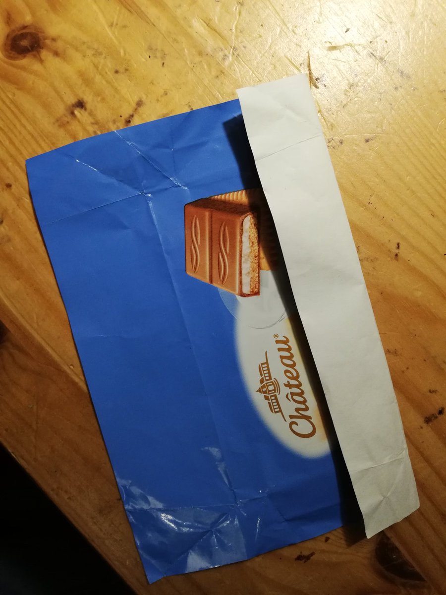El_Jord10's tweet photo. @Isma51965596 Je vais maintenant vous partager une astuce en quelques étapes afin de tricher discrètement. Premièrement, prenez une feuille et pliez son bord ainsi : https://t.co/8odye9FxhO
