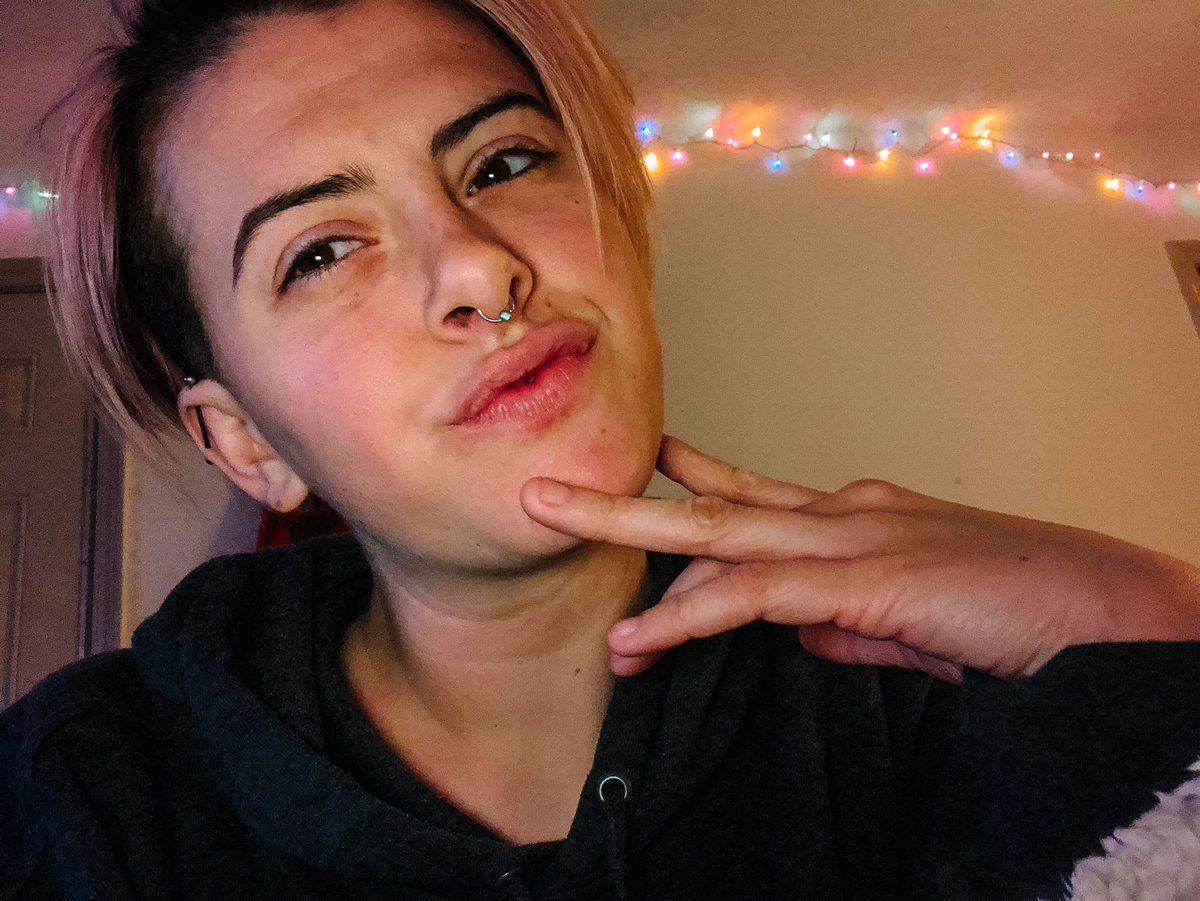 jaysieelizabeth's tweet image. here’s what I look like, even tho I’ll prob change my hair in 3 days #awkwardhand