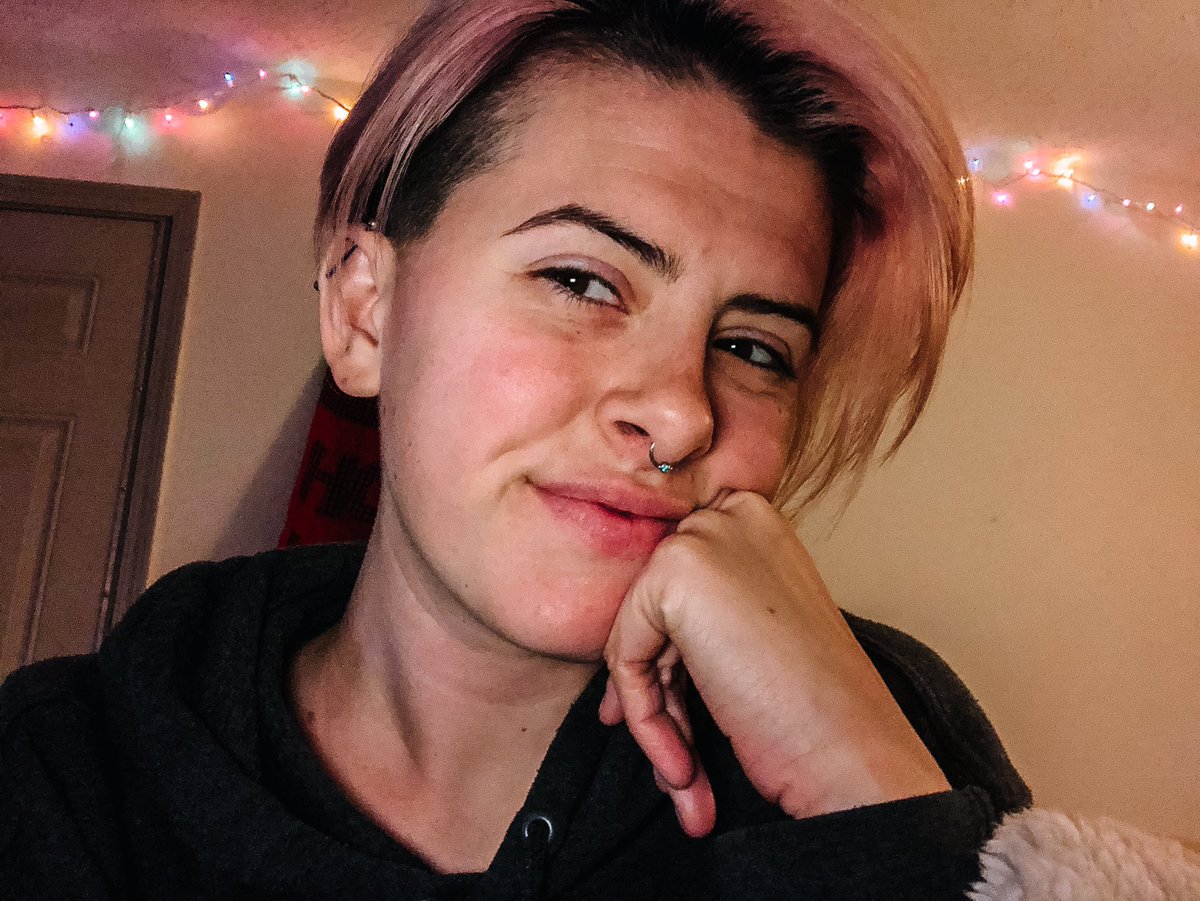 jaysieelizabeth's tweet image. here’s what I look like, even tho I’ll prob change my hair in 3 days #awkwardhand