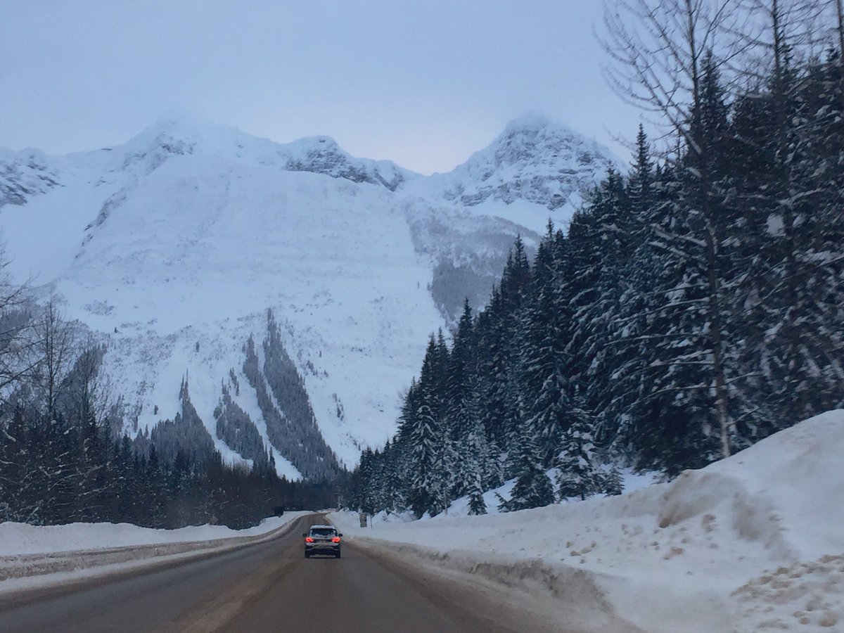 meteo_matt's tweet photo. Fine looking day up at #RogersPass #BCHwy1 , nice little break before the next pulse #SnowCentral #BCstorm https://t.co/24EcIUSQwh