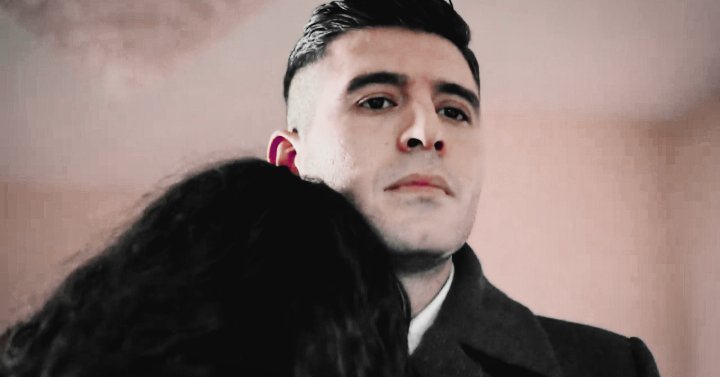 yoksa seni sevmiyorlar mı diyerek kimsenin görmediği karacayı gördü yine kimsenin anlamadığı karacayı anlayıp çaresiz kaldığı anında ona liman olan Azerin adamlığını kitap diye okutsunlar

SanaSarılınca AzKar