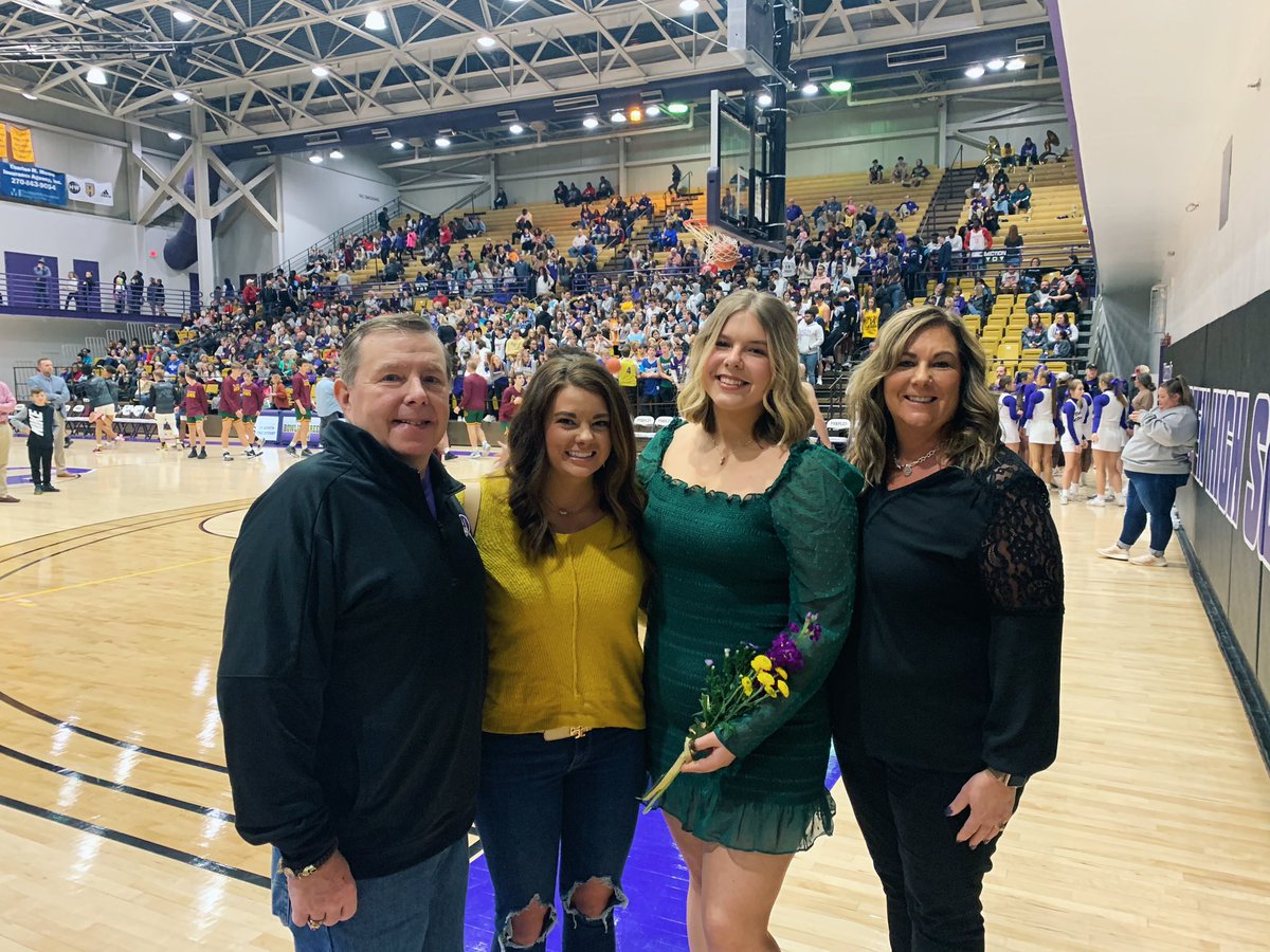 Renee_Pollard's tweet photo. Homecoming with our favorite senior 💜 #onceapurple https://t.co/7hxPGJKZqA