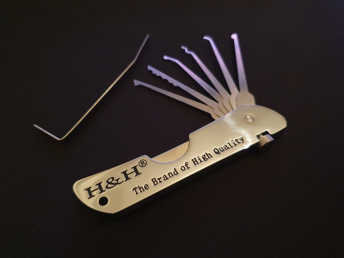 _nwodtuhs's tweet image. Thanks @FrenchKey_fr for this ! I bet #SanthacklausCTF winners will be happy 🥰