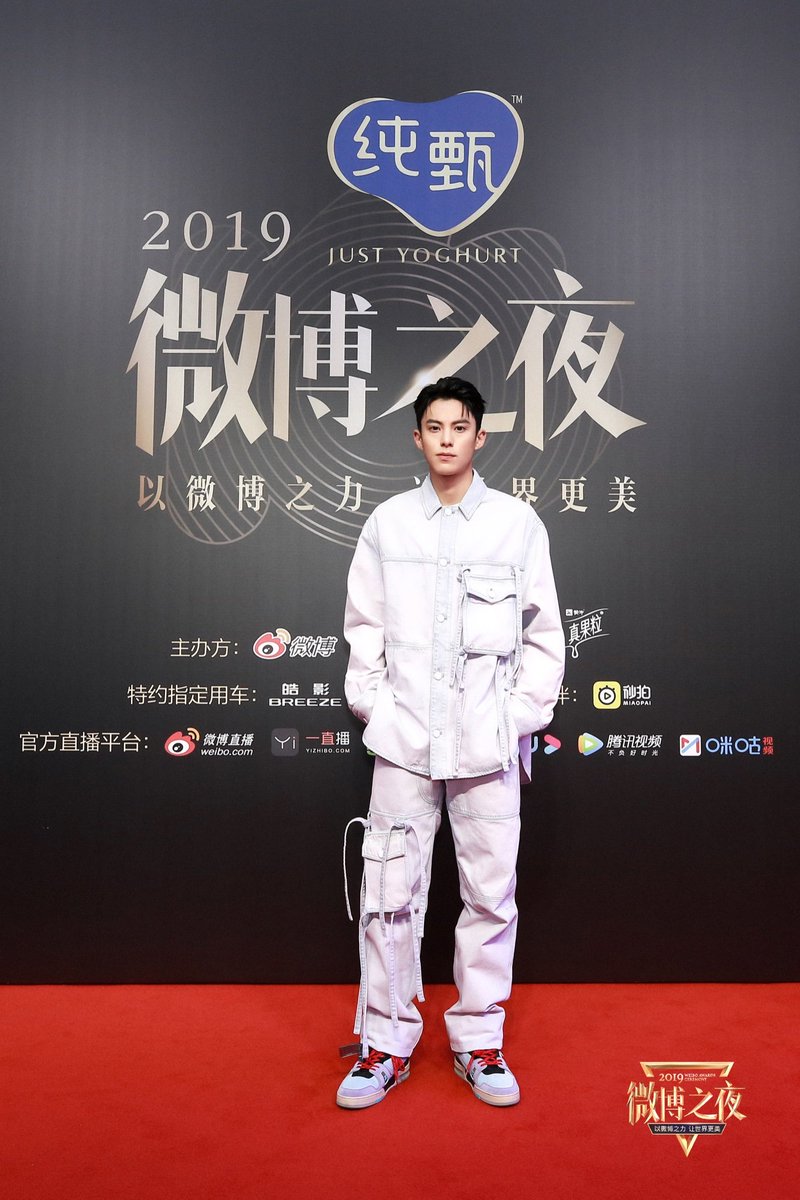 The actors who played Dao Ming Si being inappropriately dressed for the occasion (both in Jan 2020): #JerryYan for a Chinese company's annual meeting and  #DylanWang for Weibo Night
