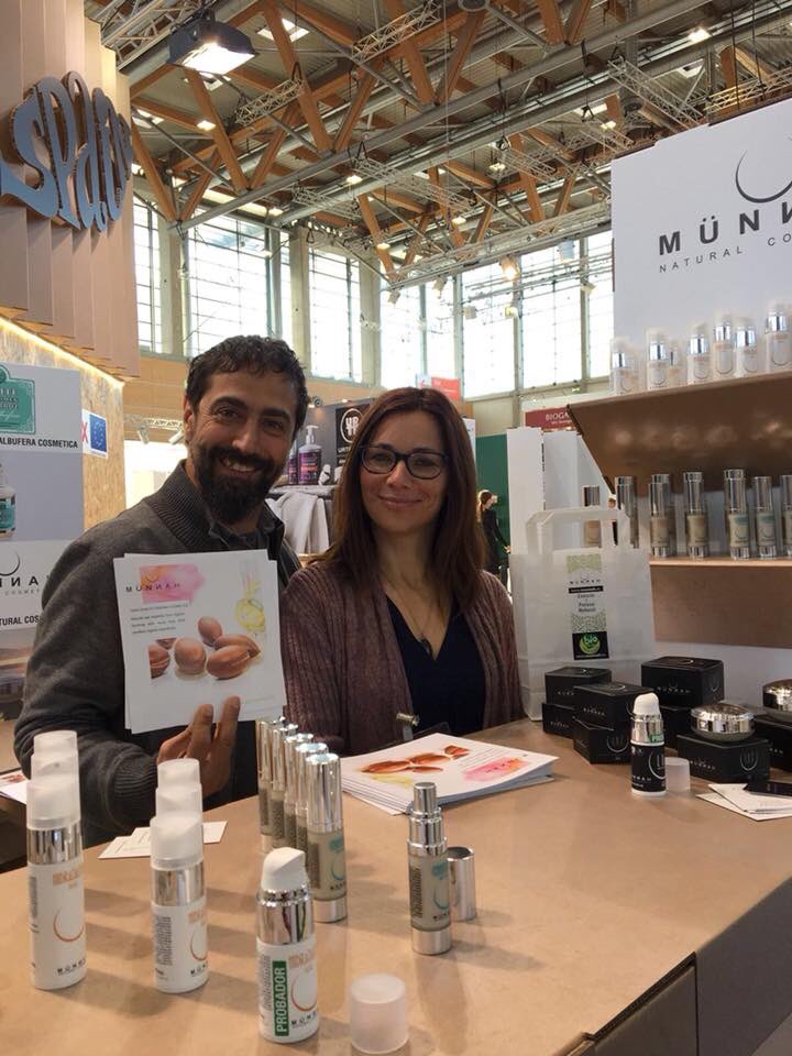 munnahnatural's tweet photo. Quién está detrás de @munnahnatural ? 
Nuria Téllez, farmacéutica y cosmetóloga, especialista en plantas medicinales y aromaterapia es la creadora de Münnah Natural Cosmetics. .
.
“Münnah es un proyecto personal que… https://t.co/yMyNtv1dVd… https://t.co/QkfbXBfrjN