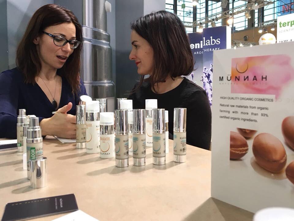 munnahnatural's tweet photo. Quién está detrás de @munnahnatural ? 
Nuria Téllez, farmacéutica y cosmetóloga, especialista en plantas medicinales y aromaterapia es la creadora de Münnah Natural Cosmetics. .
.
“Münnah es un proyecto personal que… https://t.co/yMyNtv1dVd… https://t.co/QkfbXBfrjN