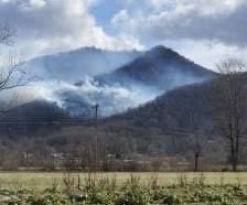 KyleGrainger's tweet photo. Firefighters:  asking for a voluntary evacuation of a 2 miles radius of Ravens Den Way. 

I am working details of a brush fire in Wears Valley. I’ll post here as I know more. https://t.co/waQhu5fFzA