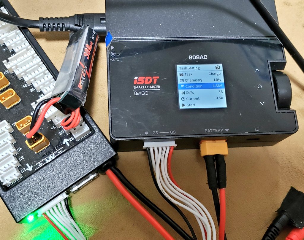 jyoanne_'s tweet photo. 充電終了電圧は少し高めに設定、線間ロスなど含めて電圧降下を補正して最終的にバッテリー側が1セル4.35V(lipoHV)なるように調整しています。 #ISDT #608AC https://t.co/6zQDKbKeW9