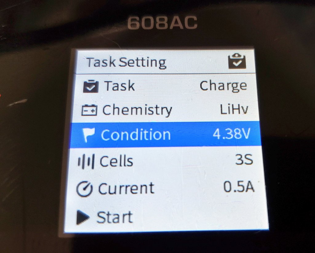 jyoanne_'s tweet photo. 充電終了電圧は少し高めに設定、線間ロスなど含めて電圧降下を補正して最終的にバッテリー側が1セル4.35V(lipoHV)なるように調整しています。 #ISDT #608AC https://t.co/6zQDKbKeW9