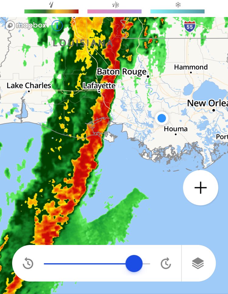 JenWhoDat's tweet photo. It’s getting closer and I’m starting to get very nervous. The wind is insane outside right now 🙁😥 #BadWeather #GettingScared https://t.co/YfBEwFpdhc