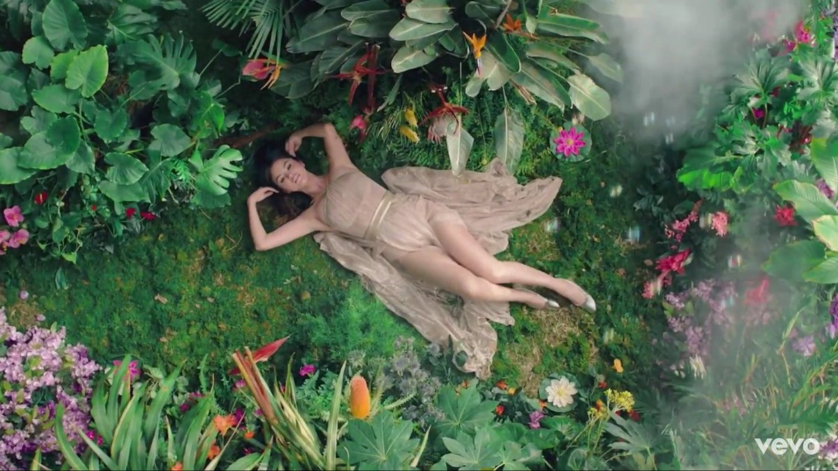 queengirlselena's tweet image. Favorite scenes from MV.  Rare is  beautiful  .. And I want more pic please.  #SGRare