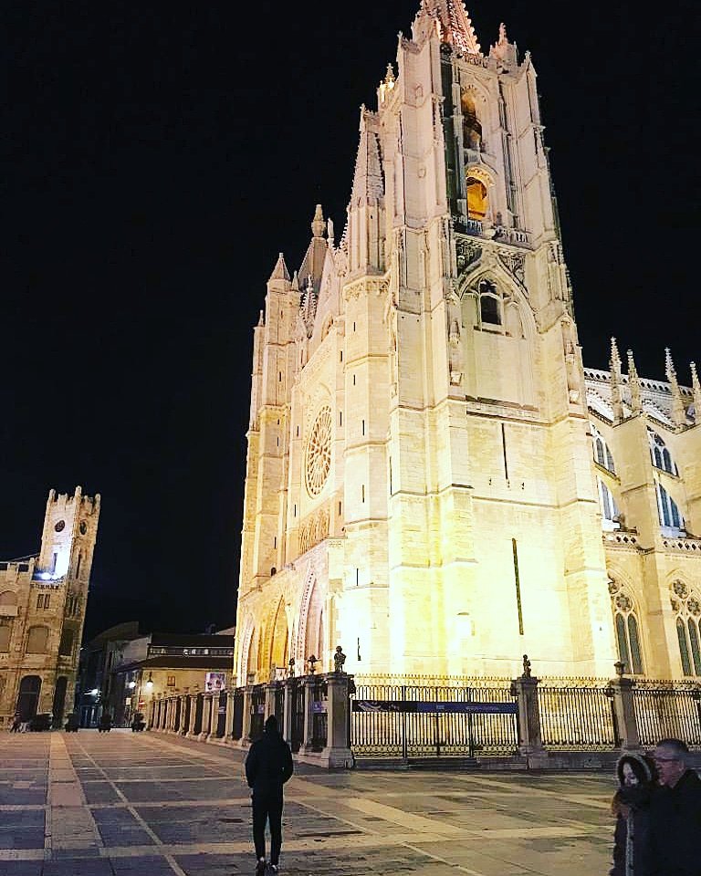 SrAlonsox's tweet photo. RT catedral del león
Fav catedral de Burgos https://t.co/lwGG8zXHba