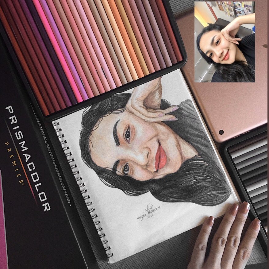 aubreyluh's tweet photo. celebrating my one year of doing commissioned portraits ✨ https://t.co/eV5BRHPsfv