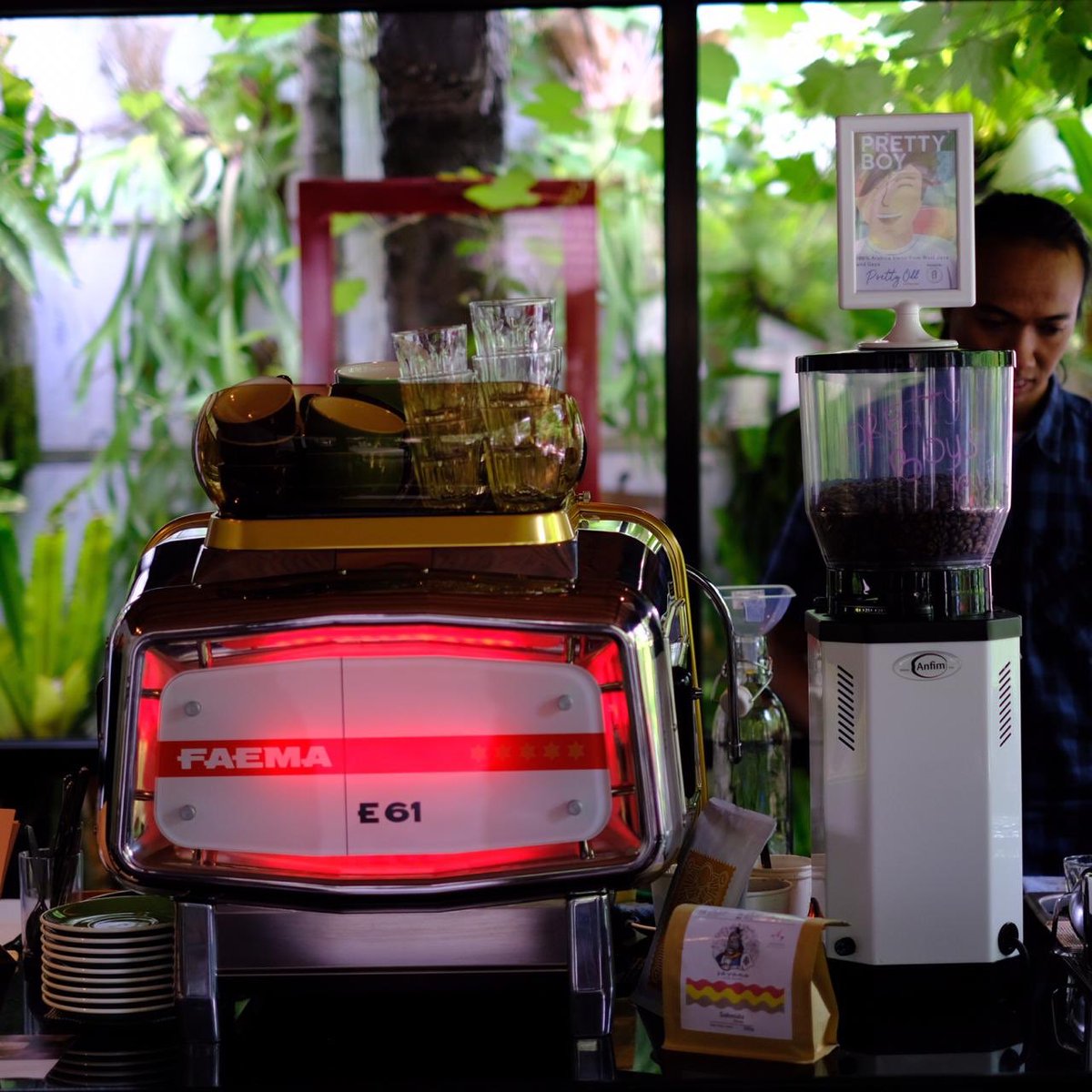 markucal's tweet photo. Hai teman2 twitter. Saya buka coffee shop di daerah Ambarrukmo, tepatnya di Jl. Nogopuro no. 35 (Depan Hotel Paku Mas).
Saya beri nama Pretty Odd Coffee Bar. Sempatkan mampir ya, masih diskon 15% untuk semua menu kopi sampai tanggal 15 Januari. https://t.co/hq4G9dbt3P