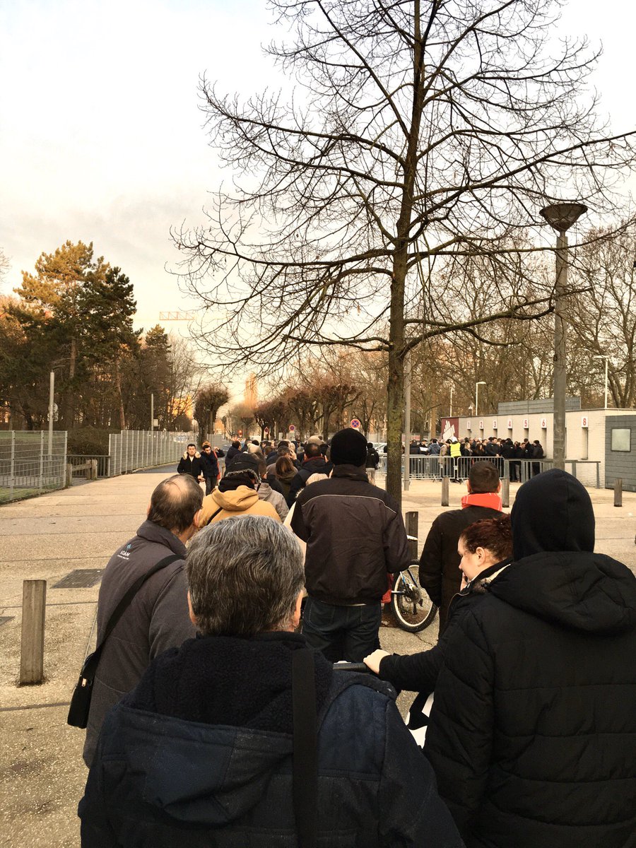 StadeDeReims's tweet photo. #SDRPSG #CDLBKT
🎟 Les guichets billetterie sont ouverts jusqu’à 18h ce soir pour la priorité abonnés (🚨 À noter qu’il y a eu jusqu’à une heure d’attente ce matin)
📲 Pour éviter l’attente, RDV en ligne en vous connectant à votre compte 👉 https://t.co/K95BGJ31MT https://t.co/lLuBvlG3mj