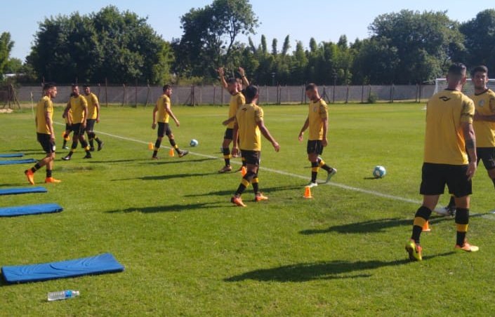 clubcomu's tweet photo. [#Pretemporada]

En Agronomía ya se juega el primer partido en la jornada amistosa entre COMU y @CDEspanol. El Cartero forma con: Di Grazia; Izco, Maxi García, Banegas, Corda; Miraglia, Scatolaro, Fernandes Silva; Nakache, Villalba Fretes y Tossi.

#SeguirCreciendo 
#Comu2020 https://t.co/jetkV49Rm6