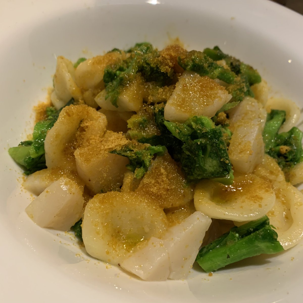 ロー 山田怜 2巻発売中 A Twitter イタリアの友人たち せっかくの外食では乾麺でなく 手打ちパスタを好みます 手打ちパスタがあればテンションだだ上がりです 1枚目からオレキエッテ 耳たぶ型 トロフィエ 巻き髪のようなショートパスタ フェットチーネ