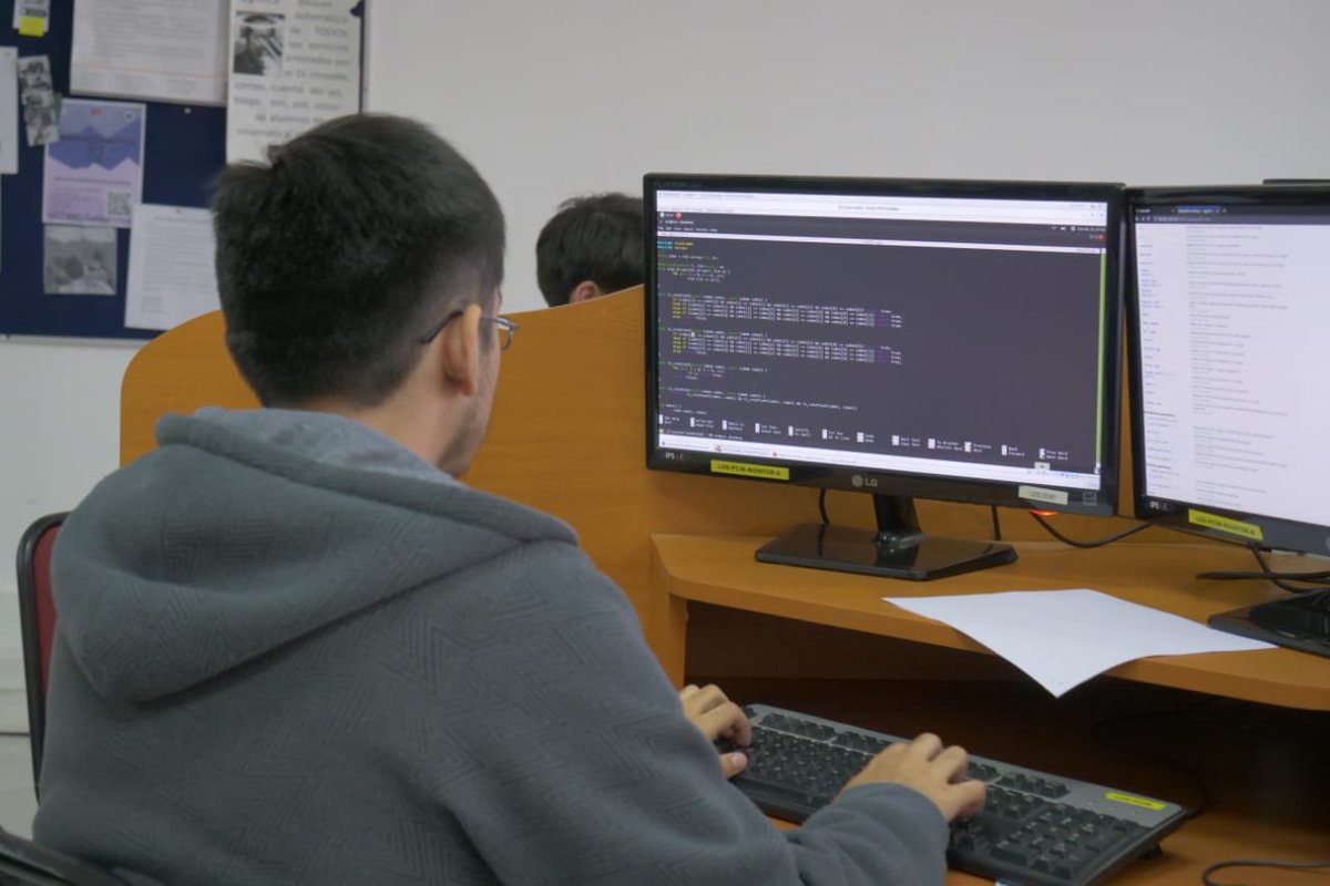 IMFDChile's tweet image. 👩🏻💻👨🏼💻 Estamos en la final nacional 2019 de la @OCI_Chile, la Olimpiada Chilena de Informática, que se realiza hoy de forma simultánea en Santiago y Concepción, en la @usantamaria y la @udeconcepcion respectivamente. Un total de 40 estudiantes secundarios son parte de esta final.