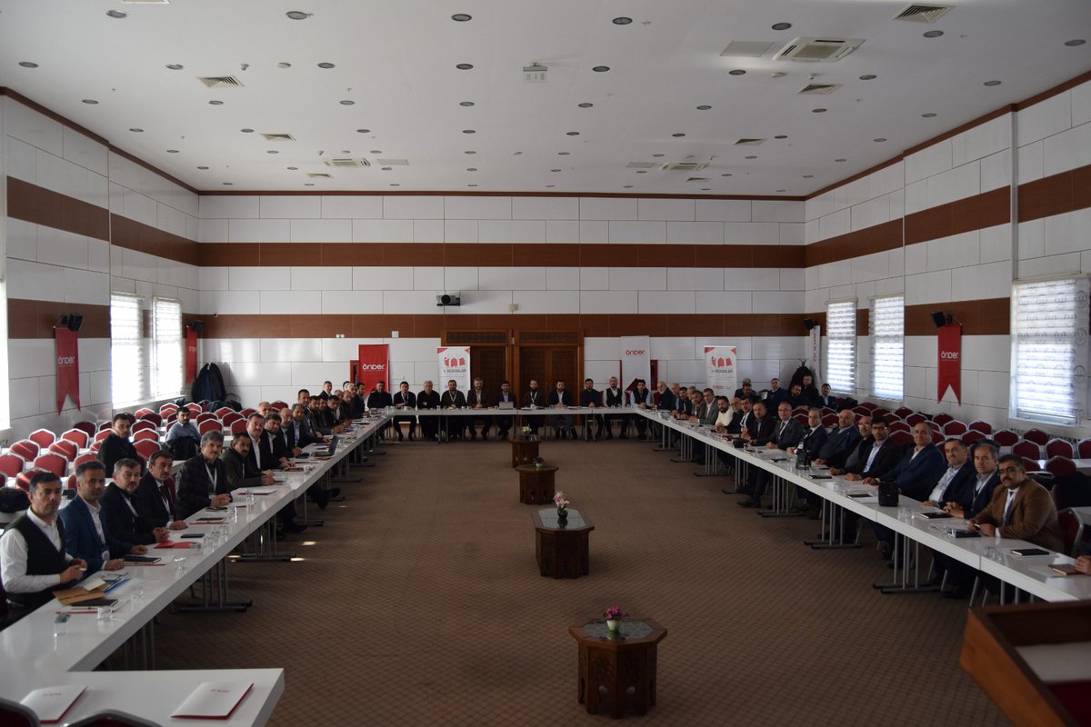 kambercal1's tweet photo. İl başkanları toplantımızı Ankara’da Yönetim Kurulu üyelerimizin de katılımıyla icra ettik. İmam hatip dernek başkanlarımız 2019 yılı faaliyetleri ve devam eden projeleri hakkında bilgi verdi. Biz de genel merkez çalışmalarını aktararak plan ve programlarımızı gözden geçirdik. https://t.co/kKOZlCU71l