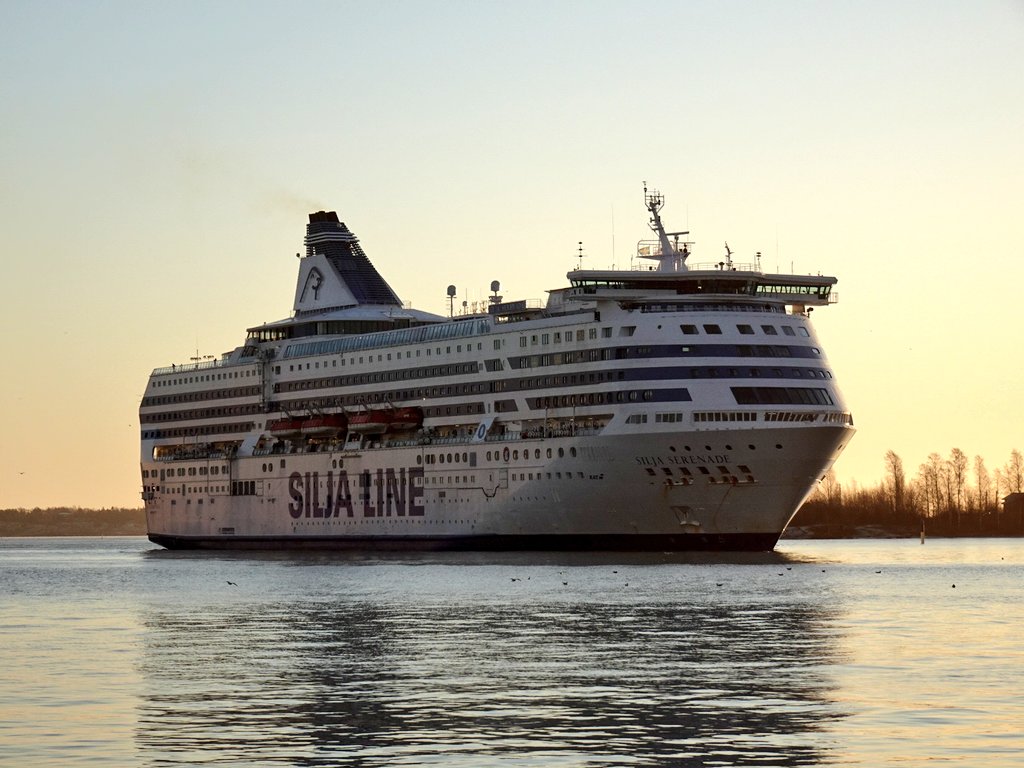 お船見@フィンランド

SILJA SERENADE号
巨大な国際フェリー。クルーズ客船並みのエンターテイメント施設を備えてるらしい。
