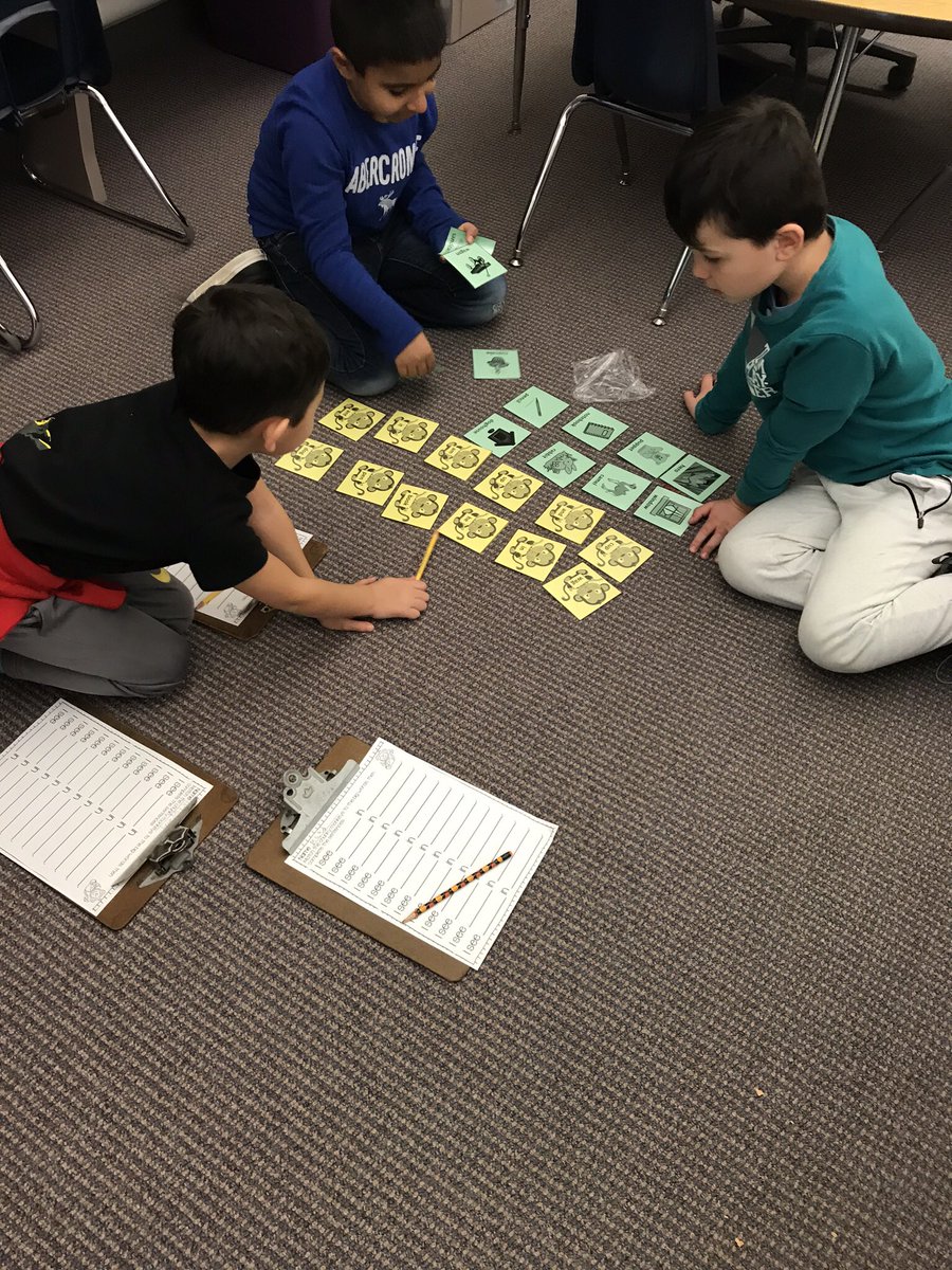 thomsontimes's tweet photo. We love working together to practice our reading strategies. This week we practiced looking for “chunks” in words with Chunky Monkey🐒 📚 
#1Thomson #fullermeadow #readersworkshop https://t.co/4ahuWbKu22