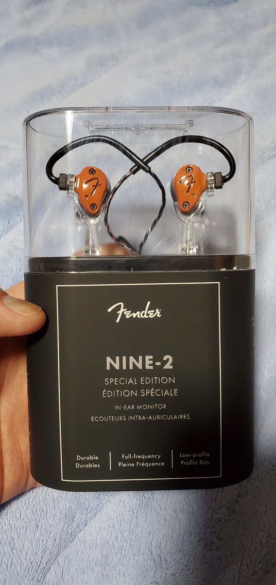 J_Suzuna's tweet photo. アキハバラe市場の2.5万イヤホン福袋で、Fender NINE 2 COMPETITION ORANGEが当たった~
発売時の希望売価が5万(今日時点での実売3.5万)だったから当たりに入るんだろうけど、個人的にはちょっと低音が強すぎるかなぁ~という感じでした。
後輩がいるんだったら譲るかなぁ~(>_<)
#Fender #NINE2 https://t.co/M5l1oaGAEB