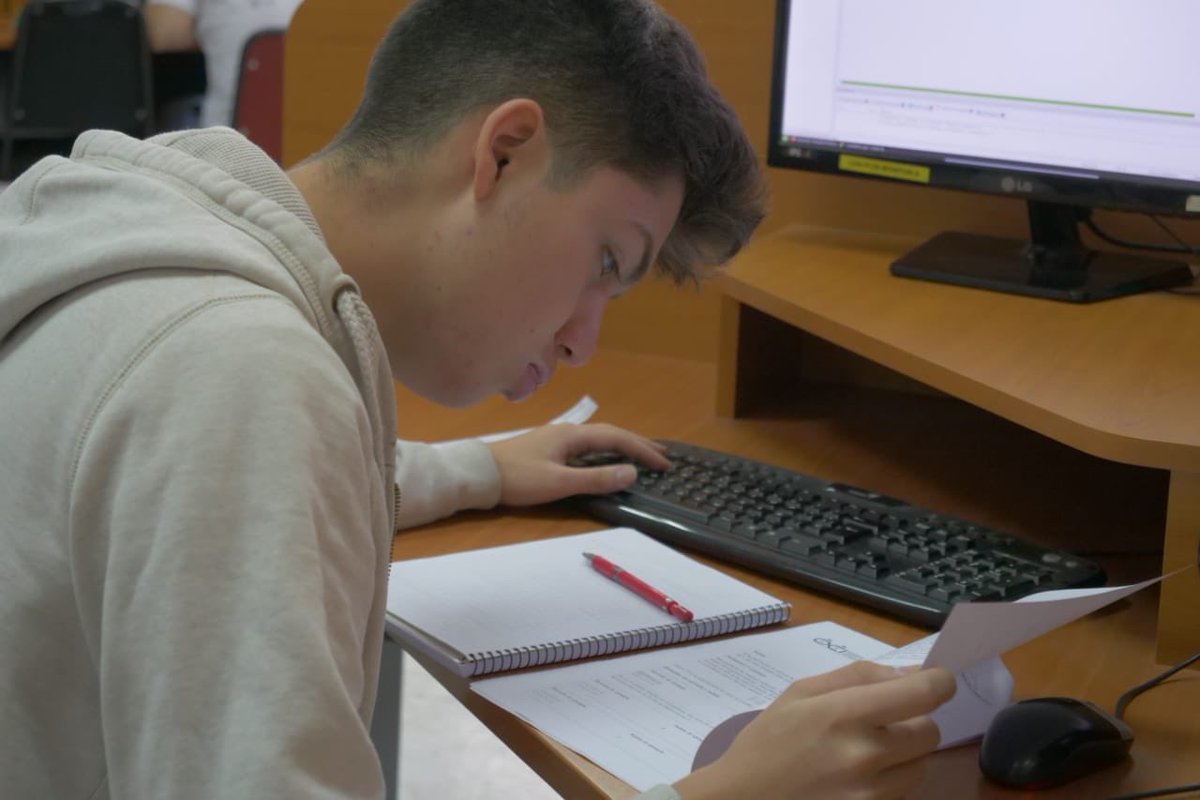 IMFDChile's tweet image. 💻 En Santiago, en la @usantamaria, compiten 26 estudiantes secundarios de colegios de Valparaíso, Viña del Mar y Santiago. En Concepción, en tanto, participan de esta final -en la @udeconcepcion- 14 estudiantes, provenientes de colegios de Chillán, Temuco y Concepción.