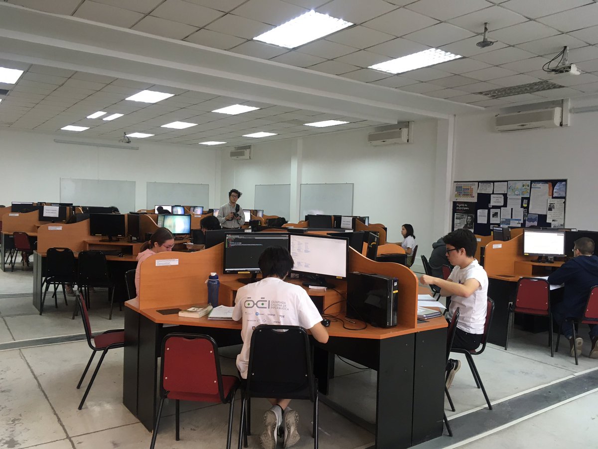 IMFDChile's tweet image. 💻 En Santiago, en la @usantamaria, compiten 26 estudiantes secundarios de colegios de Valparaíso, Viña del Mar y Santiago. En Concepción, en tanto, participan de esta final -en la @udeconcepcion- 14 estudiantes, provenientes de colegios de Chillán, Temuco y Concepción.