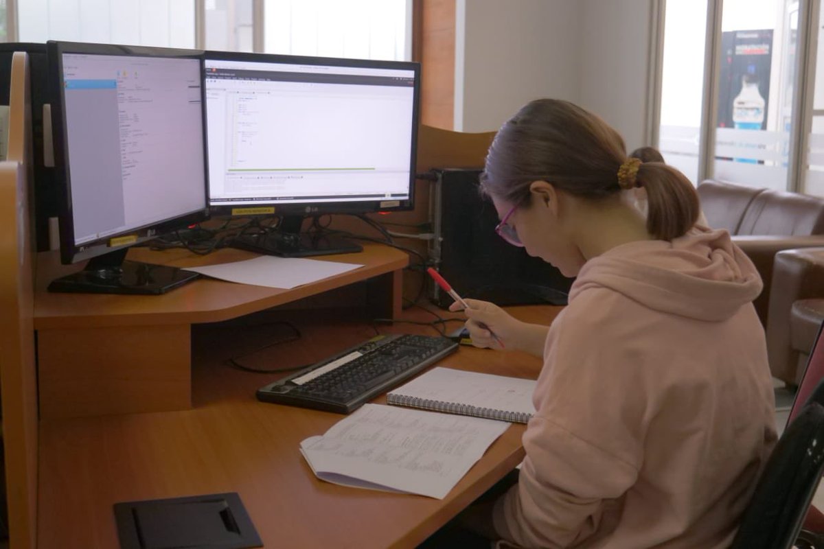 IMFDChile's tweet image. 💻 En Santiago, en la @usantamaria, compiten 26 estudiantes secundarios de colegios de Valparaíso, Viña del Mar y Santiago. En Concepción, en tanto, participan de esta final -en la @udeconcepcion- 14 estudiantes, provenientes de colegios de Chillán, Temuco y Concepción.