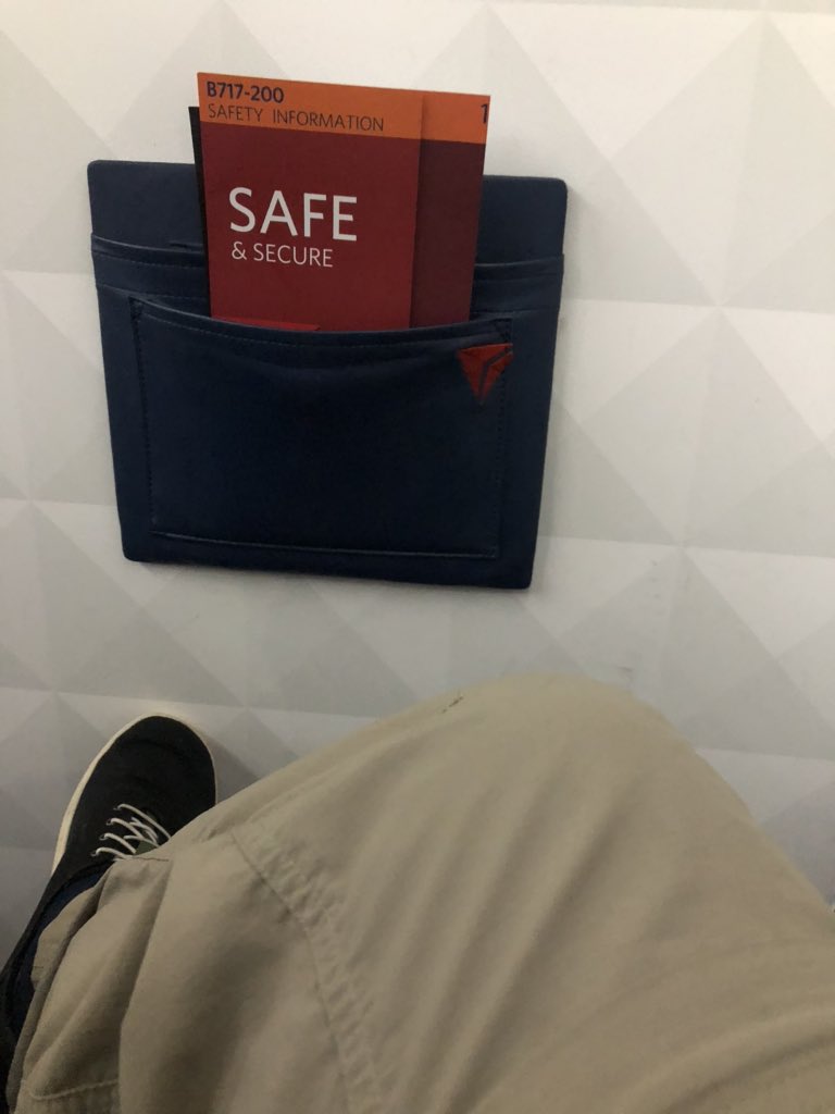 LuisGarzam89's tweet photo. This is the view from seat 1D to Chicago #FiratClass upgrade 🙌 https://t.co/sNfIFo3D0X