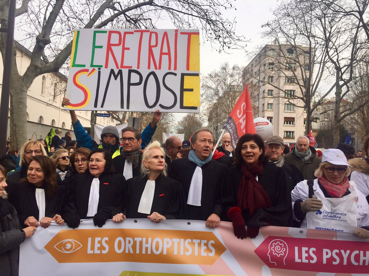 Avocats_Paris's tweet photo. 100% des barreaux st en grève. 

Les #avocats st venus nombreux aujourd'hui Place de la Nation pr manifester contre la #reformedesretraites aux côtés du collectif #SOSretraites. 

Cette réforme est une atteinte à l'accès au droit, rejoignez-ns ! #BalanceTaReforme #greve11janvier https://t.co/9HH571LEK6