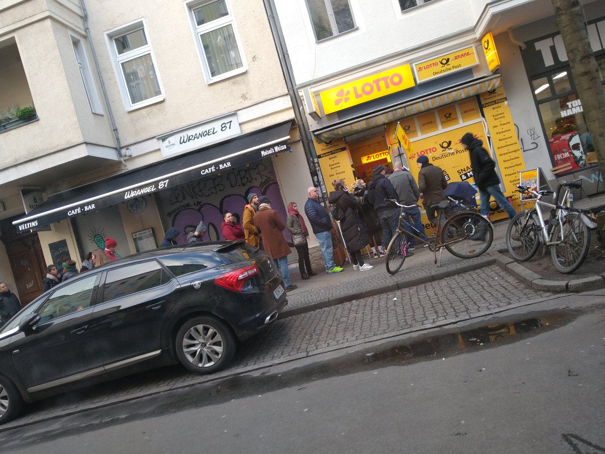 geschuetz's tweet photo. @DeutschePostDHL geht's noch? Ich war um 10 Uhr schon Mal hier, da haben "nur" 10 Menschen gewartet...! https://t.co/hiXMlhjTg2