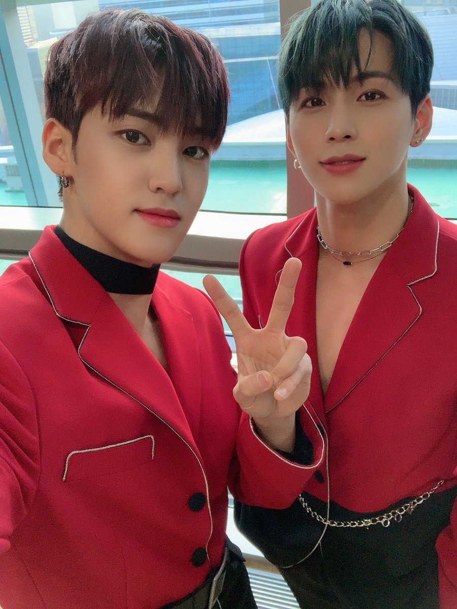 official_bofyou's tweet photo. [#비오브유 (B.O.Y)]
오늘 음악중심에서 새로운 의상 입어봤는데 이뻤나용ㅎㅎ? 내일 인기가요에서도 새로운 의상 입고 무대하니까 기대 많이 해주세용😘

#김국헌 #송유빈 https://t.co/kzN9F9JE6p
