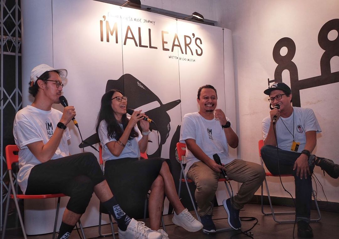 dwikisahkan's tweet photo. Selamat buat peluncuran buku I'M ALL EAR'S Endah and Rhesa Music Journey.
Written by 💫 @wustuk
Matornuwon @endahNrhesa @earMerch 🙏
#imallears #endahnrhesa #earbook #ddhear #pohontuacreatorium https://t.co/2SQkd46Kqq
