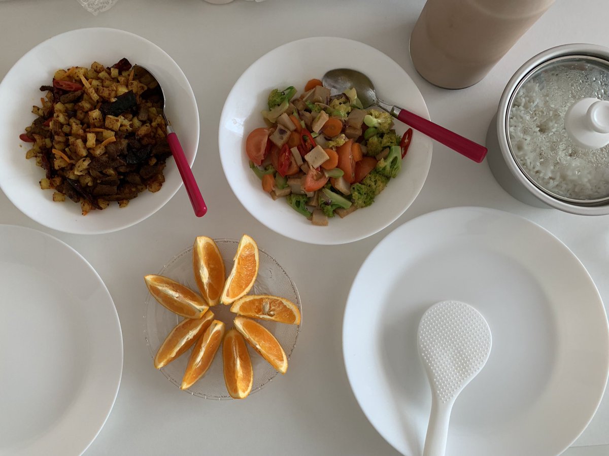 11/1/2020: Nasi + daging masak dendeng + sayur brokoli campur + buah oren + air milo 