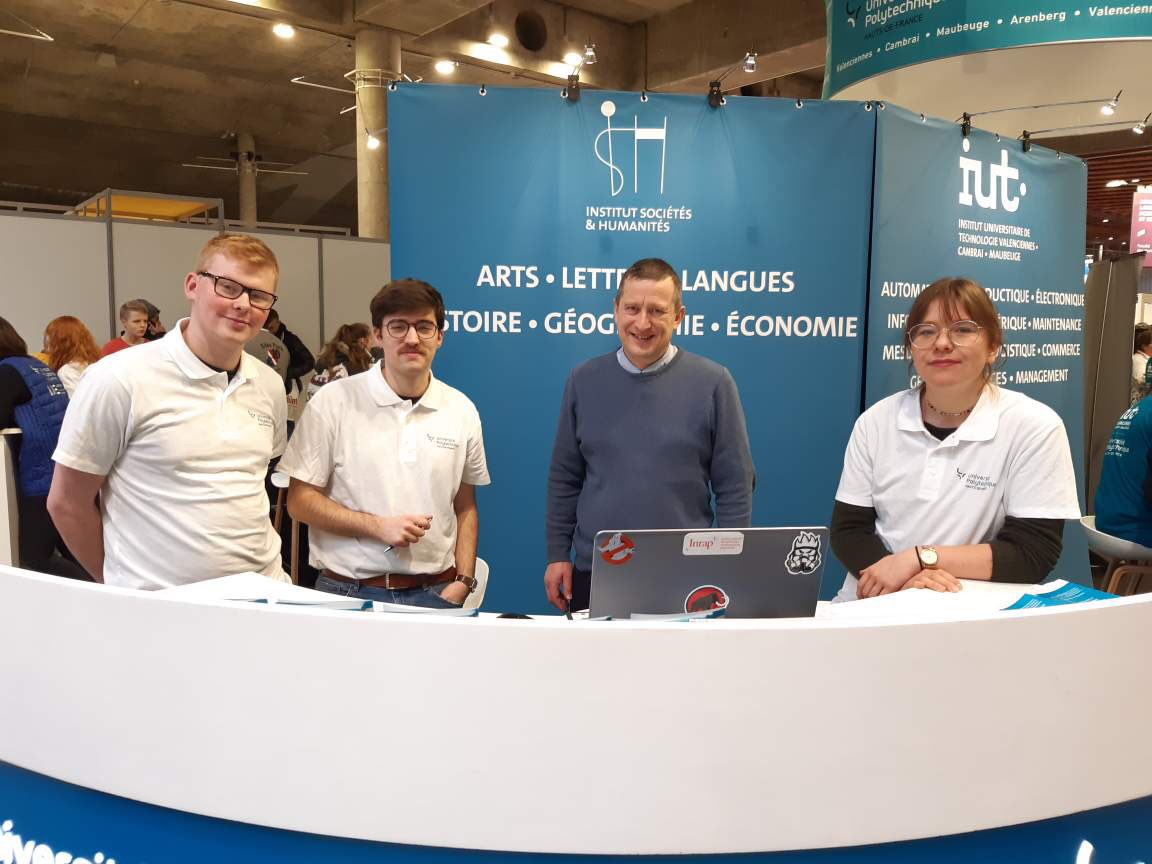 ISHuphf's tweet photo. Les équipes de l’Institut Sociétés et Humanités #ISHuphf (a côté des amis de @IUTValenciennes) vous accueillent toute cette après-midi au Salon de l’Étudiant de Lille ! https://t.co/QKzncCoWNw