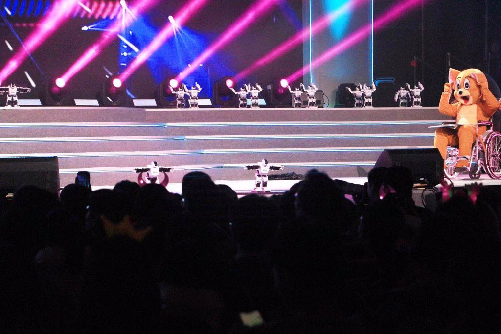 RobotLeju's tweet photo. New Oriental Education &amp; Technology Group Annual meeting.
#Robot #robotics https://t.co/bVQe2CAs7J