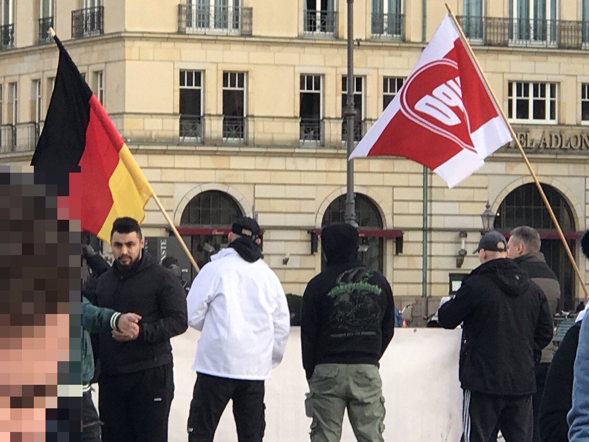 t4mike_berlin's tweet photo. 14:50 - npd ebenfalls am pariser platz!
#b1101 #noGeWe https://t.co/7Z9rA9Ov3Y