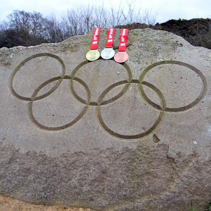 Benfleet15Race's tweet photo. Drum roll please.... Who wants a closer look??
#Benfleet15 #30thAnniversary #OlympicYear #MedalReveal #RaceBling #Benfleet15IWantGold https://t.co/04P6HuChuS