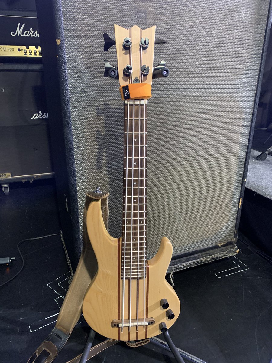 tomozo0606's tweet photo. 今日は某所でセッション❓大会^_^
楽しかったぁー^_^
#ukulelebass #bassukulele #mahaloukulele #bass #ベース弾き語り #bassist #warwick #thumb #池田ともぞう https://t.co/YkGBDhwsjt