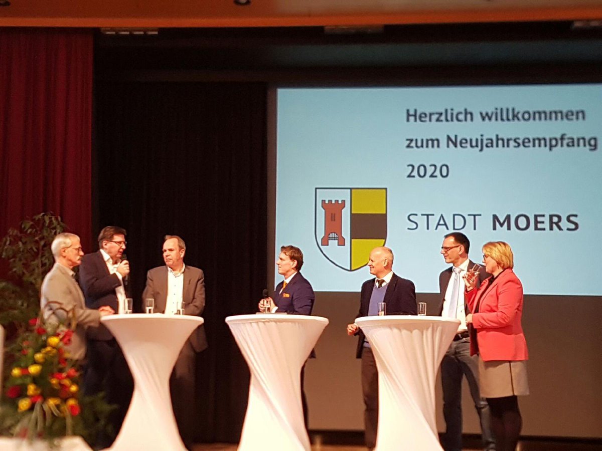 vkrusch's tweet photo. Neujahrsempfang der Stadt #Moers. Diskussionsrunde zum Thema Fachkräfte und Infrastruktur. Meine Forderung nach Verbesserungen des Nahverkehrs führt zu spontanen Applaus 😉 @SchleupenAG https://t.co/cUHH6fdXTt