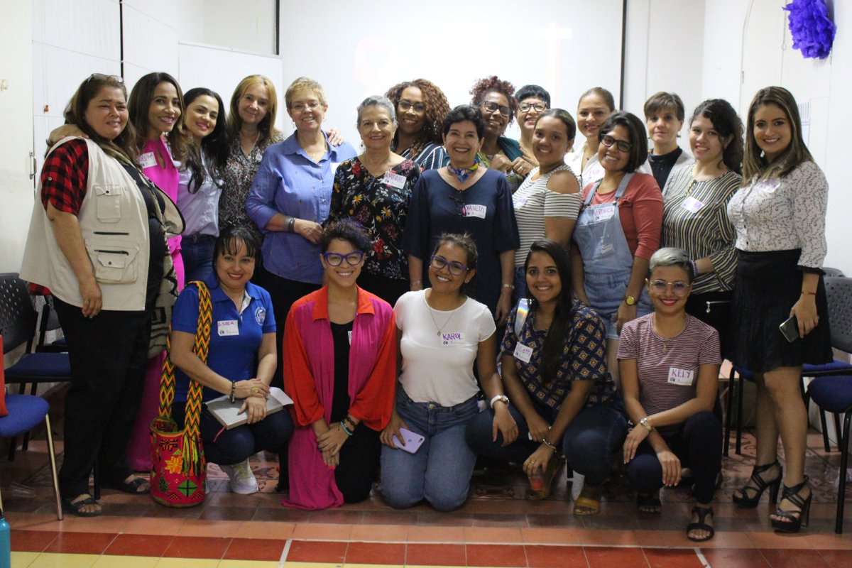CEDESOCIAL's tweet photo. Ayer #Cedesocial junto a #Prodignidad  inició el curso integral en 'Empoderamiento Político y Social de la Mujer' dirigido por @Cpenavisbal
Este espacio busca dar herramientas comunicacionales con perspectiva de género a lideresas, periodistas y funcionarias de #Cedesocial. https://t.co/VHRf6RsDJb