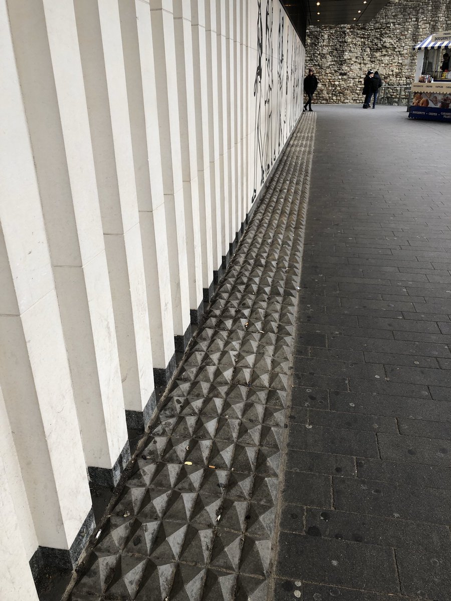 rgzepeda's tweet image. #hostilearchitecture afuera del Tube