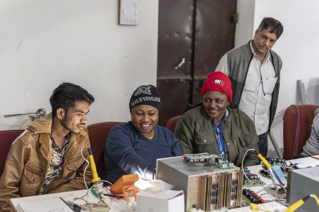 BarefootCollege's tweet photo. These are our Cameroon Solar Mamas. Brought to us by partner @RUWDEC, they're seriously close to graduation now and are nearly equipped to assemble and install Solar Panels.
They can't wait to return home with their new knowledge.
#solarmama #Cameroon https://t.co/IEjMomkgHy