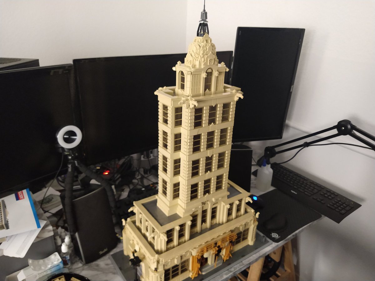 SpieleWanderer's tweet photo. Da ich ja die Woche nicht viel machen konnte ist das kleine Artdeco Hochhaus mit ca 5000 Teilen fertig geworden 😁 https://t.co/oVdapAvjSv